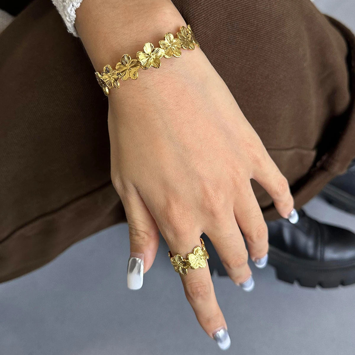 Uworld Stainless Steel Ribbed Flower Open Bracelet Stylish Metal Open Wrist браслеты на руку женкие Party Gift Waterproof SK Accessories